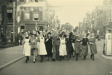 501121 Afbeelding van een groep verpleegzusters en ander personeel van het Diakonessenhuis te Utrecht gearmd wandelend ...